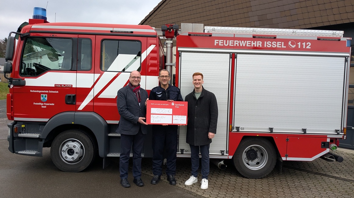 Scheck�bergabe an den F�rderverein der Feuerwehr Issel