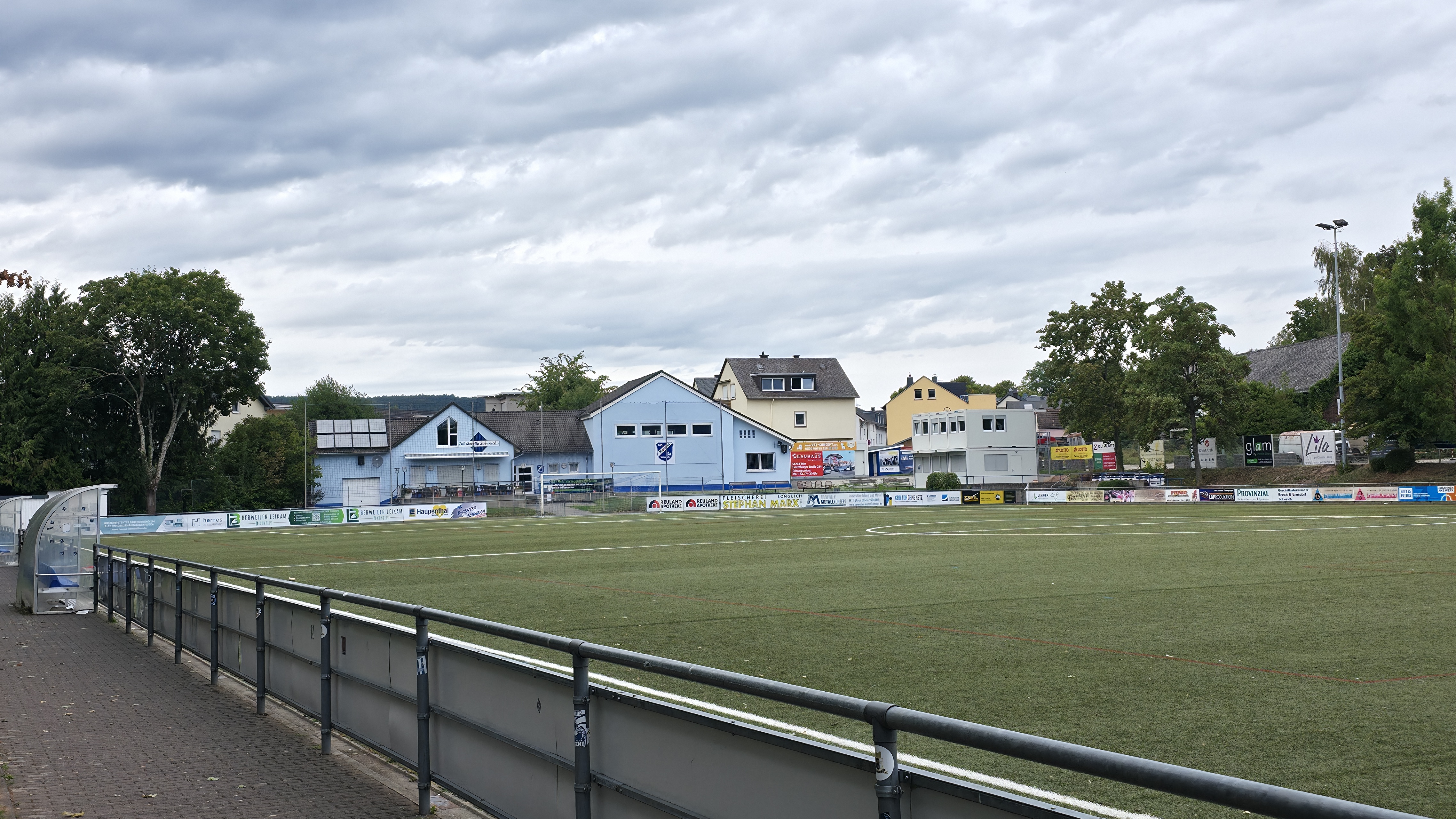 Dringend sanierungsbed�rftig: Der Kunstrasenplatz des TuS Mosella Schweich